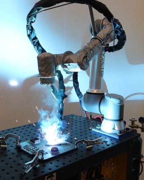 isola-robotizzata-di-saldatura-con-i-cobot-ur