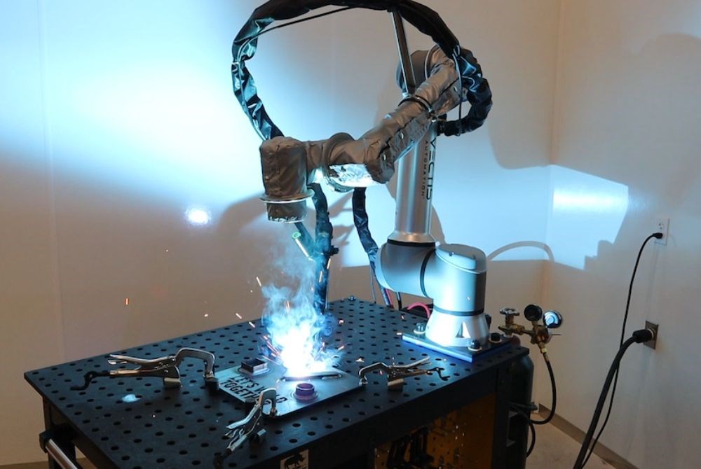 isola-robotizzata-di-saldatura-con-i-cobot-ur