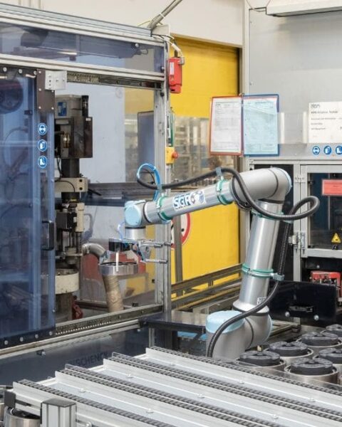 machine-tending-come-i-cobot-possono-rendere-piu-efficiente-la-tua-produzione-ur