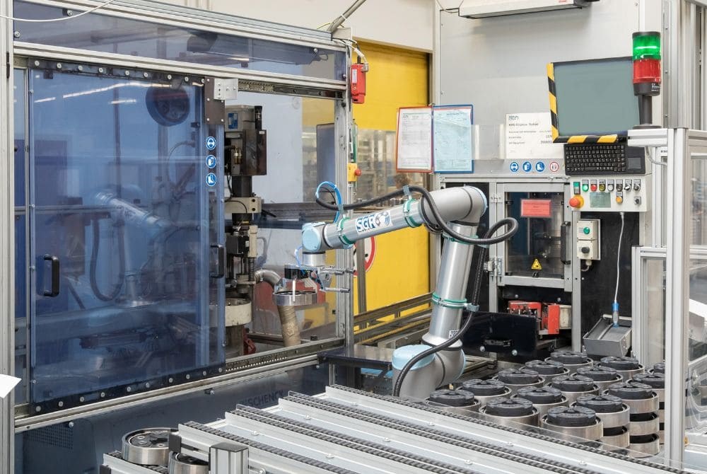 machine-tending-come-i-cobot-possono-rendere-piu-efficiente-la-tua-produzione-ur