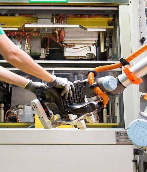mannplushummel-uses-ur10-cobots-for-pick-and-place-and-machine-tending-applications (1)