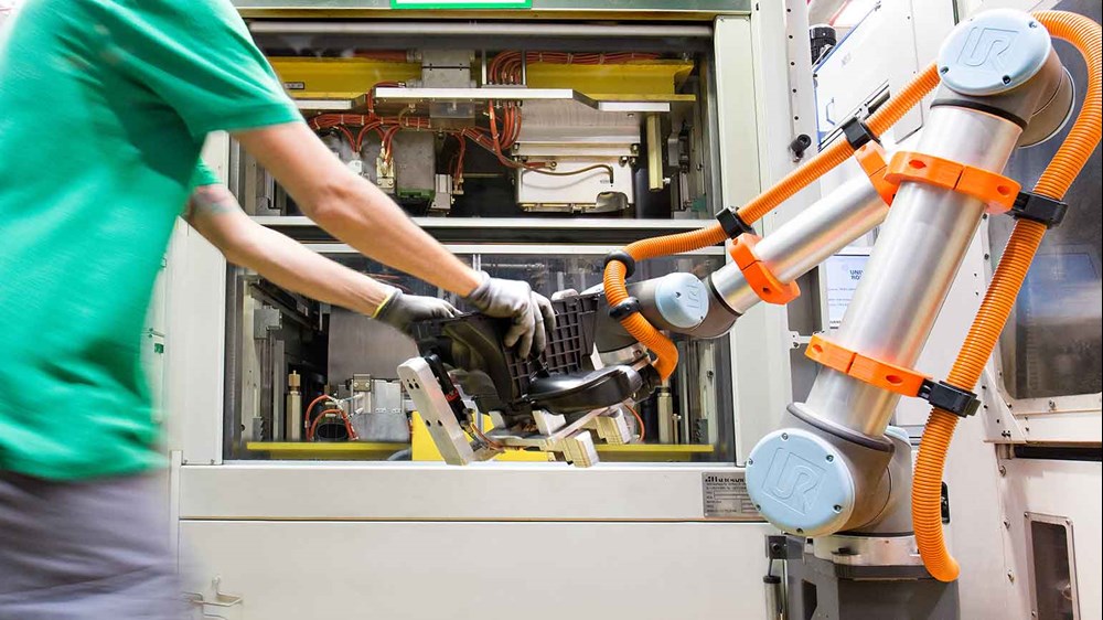 mannplushummel-uses-ur10-cobots-for-pick-and-place-and-machine-tending-applications (1)